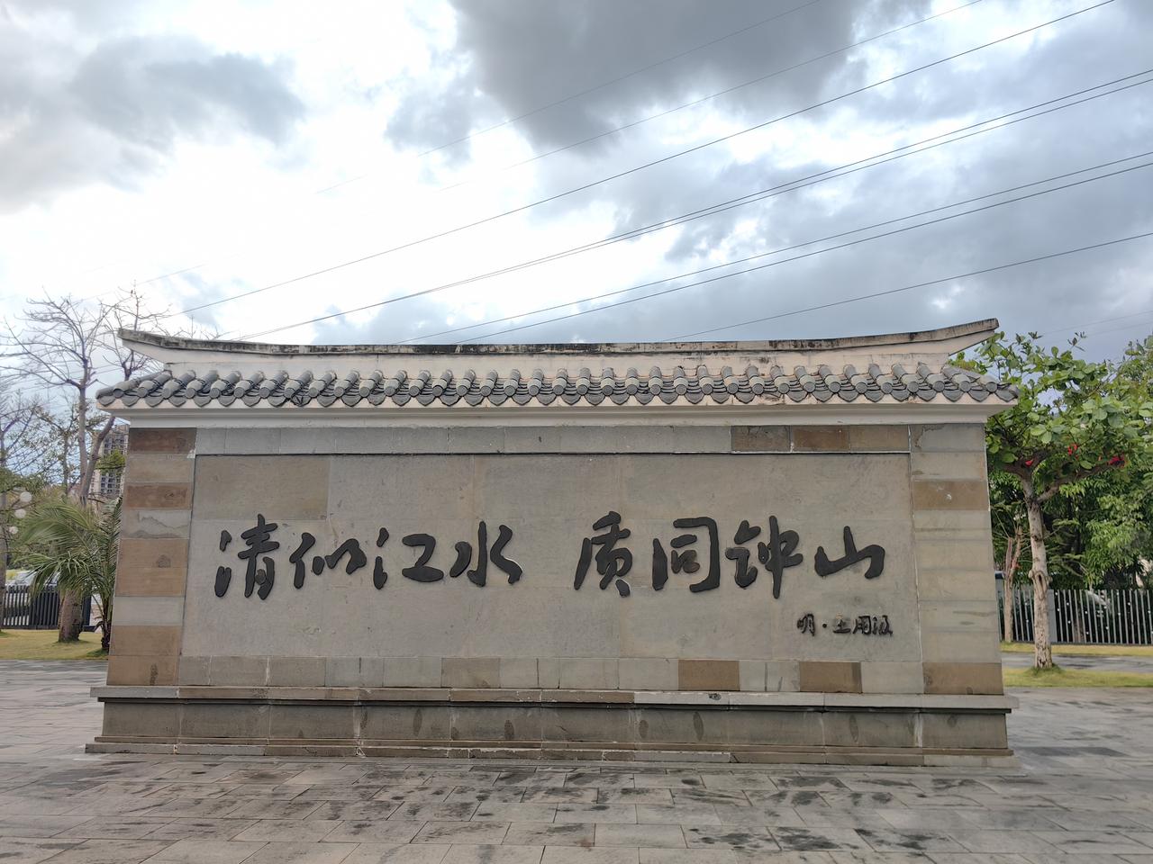 一个朋友被裁了，他在公司得有八九年了。今天听到这个消息，也算是意料之中吧！去年就