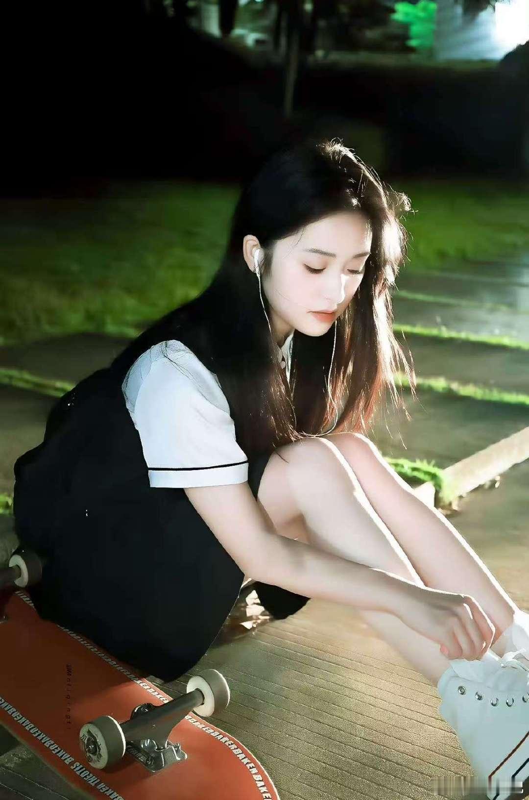 沈月滑板少女中餐厅名场面中餐厅沈月[超话]沈月滑滑板也太好看了！在《中餐厅》里她