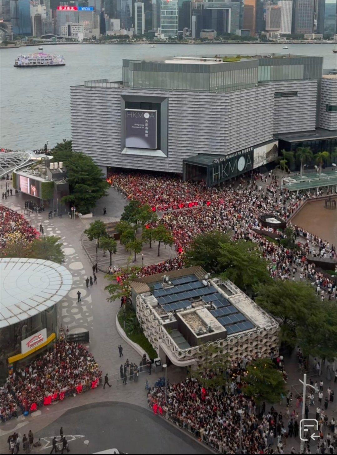 还是赶紧开演唱会吧！商场里面几层也挤满了，线下活动很难见到 