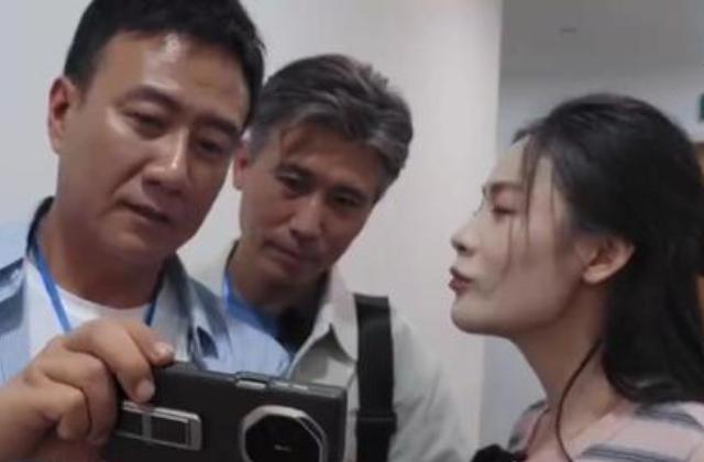 近日，在综艺《大哥小助理》中，胡军拍照被陈丽君吐槽的片段火了。胡军、李乃文担任陈
