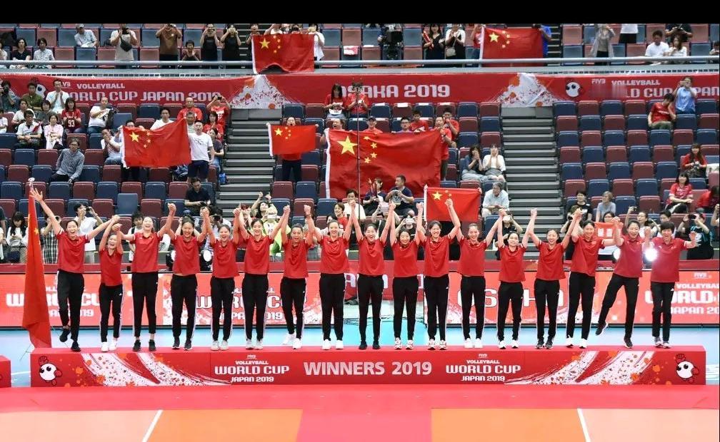 今天刷到了2019年女排世界杯颁奖仪式，中国女排那届世界杯在郎平的率领下勇夺世界