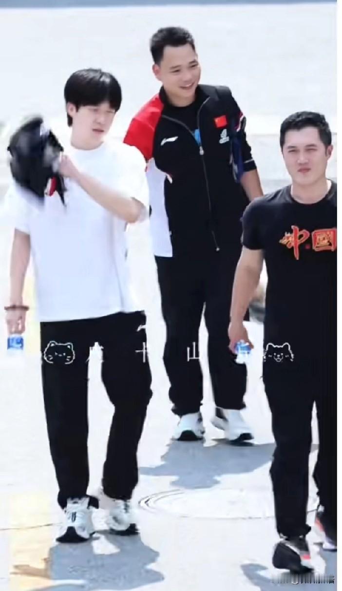 国乒今天都穿上队服了。
他们应该也都一起看大阅兵了，看着这个地方是训练馆的路上，
