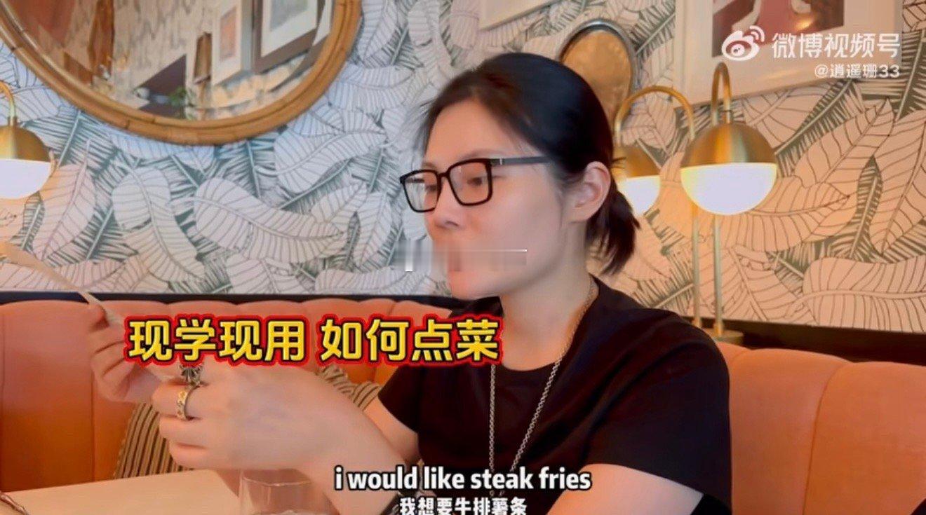 没想到徐冬冬和准婆婆胡燕妮这么有缘分！首次同框就亲昵依偎，高颜值组合十分吸睛。胡