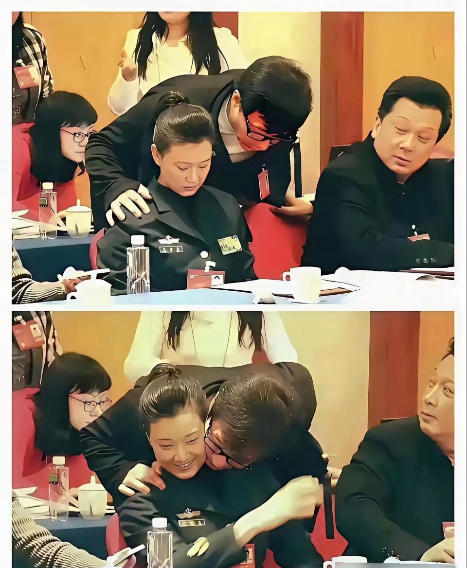 56岁的成龙，突然在饭局上搂住一位著名女歌唱家的肩。
她礼貌地笑了，同桌的男士瞬