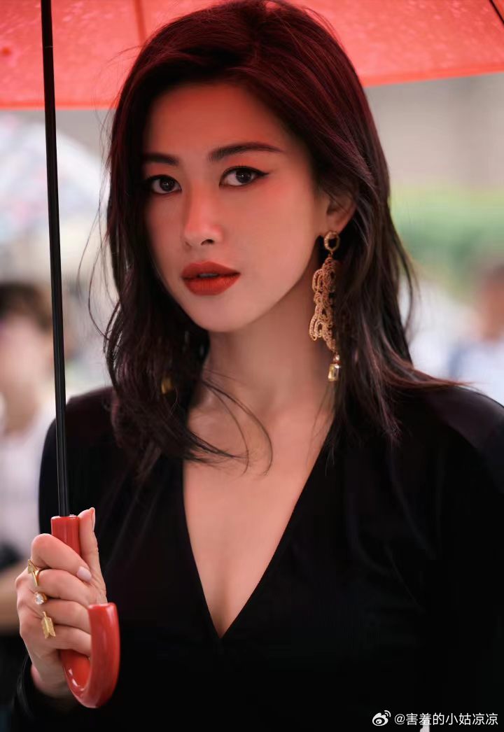 朱珠好绝的妈咪气质谁能不心动啊，兼具大美女气场和松弛温婉感，内娱很难找出第二个！
