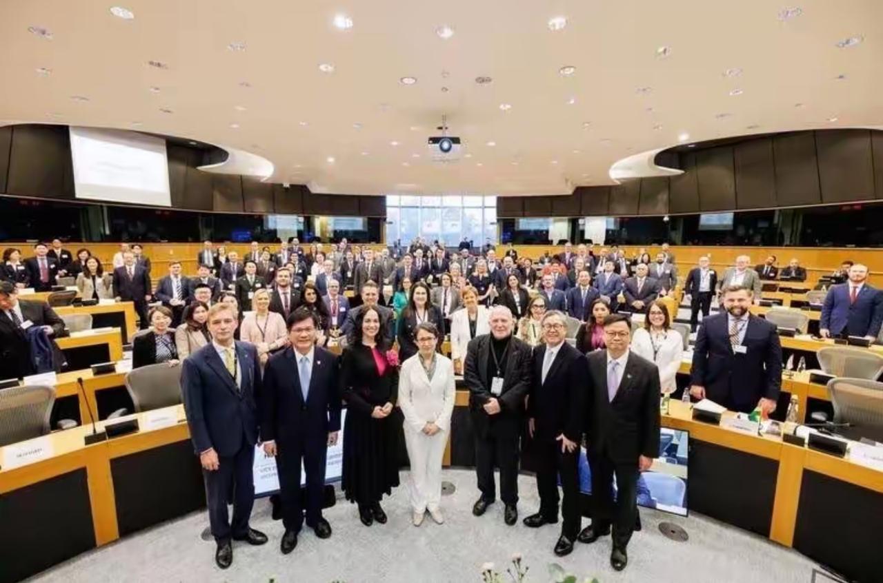 令人愤怒！
台独萧美琴在欧洲议会的反华闹剧刚结束，面对中方的严厉外交表态，欧洲议