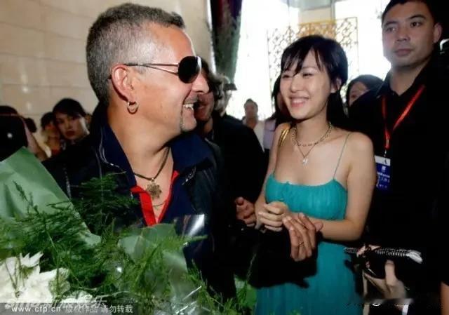 发现没？田朴珺超级爱穿吊带，而且是那种细细的吊带，看不出半点贵族的气质，她大概本