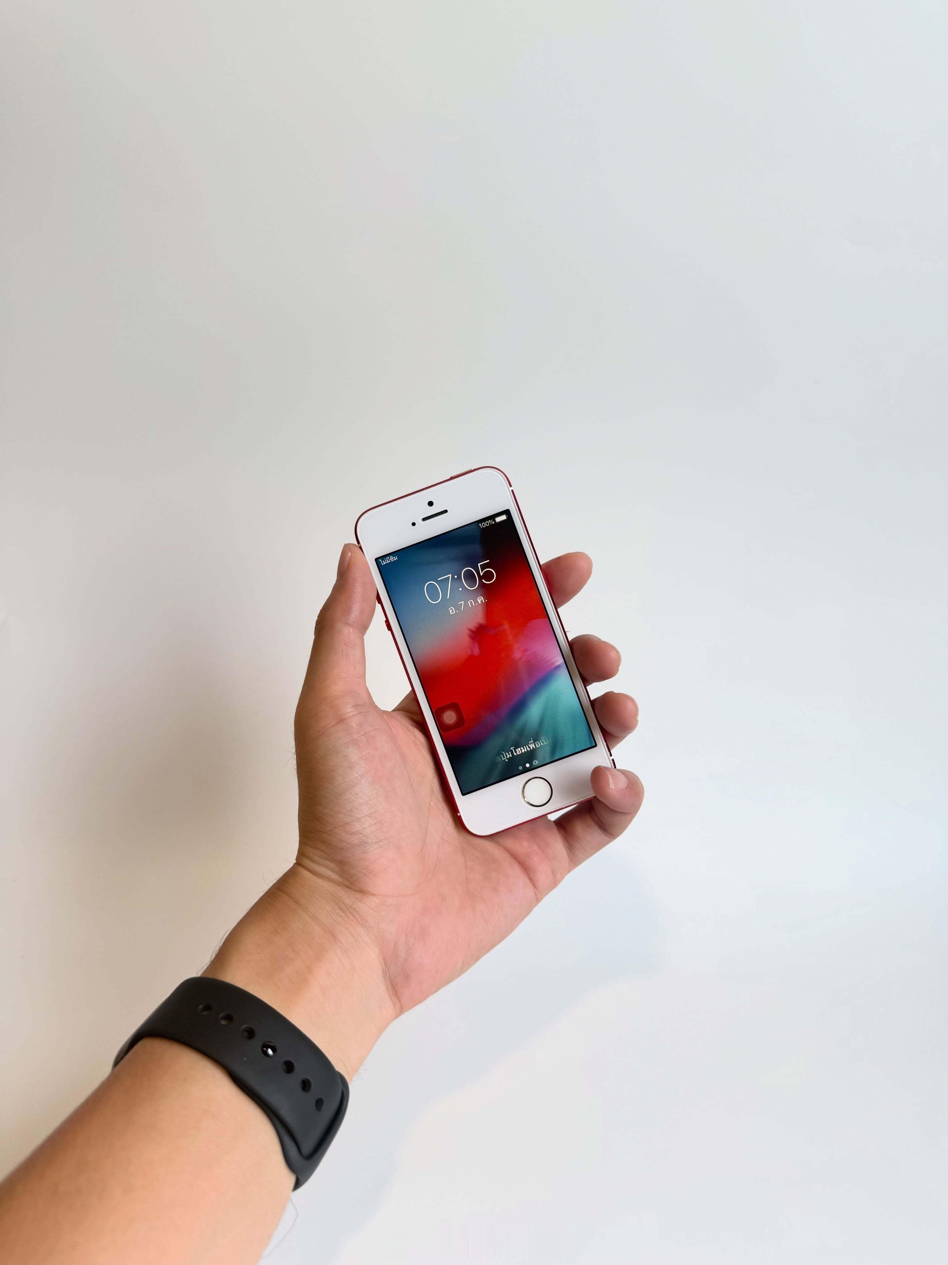 红色改装版iPhone SE，属于苹果小屏时代的浪漫2016 年发布的 iPho