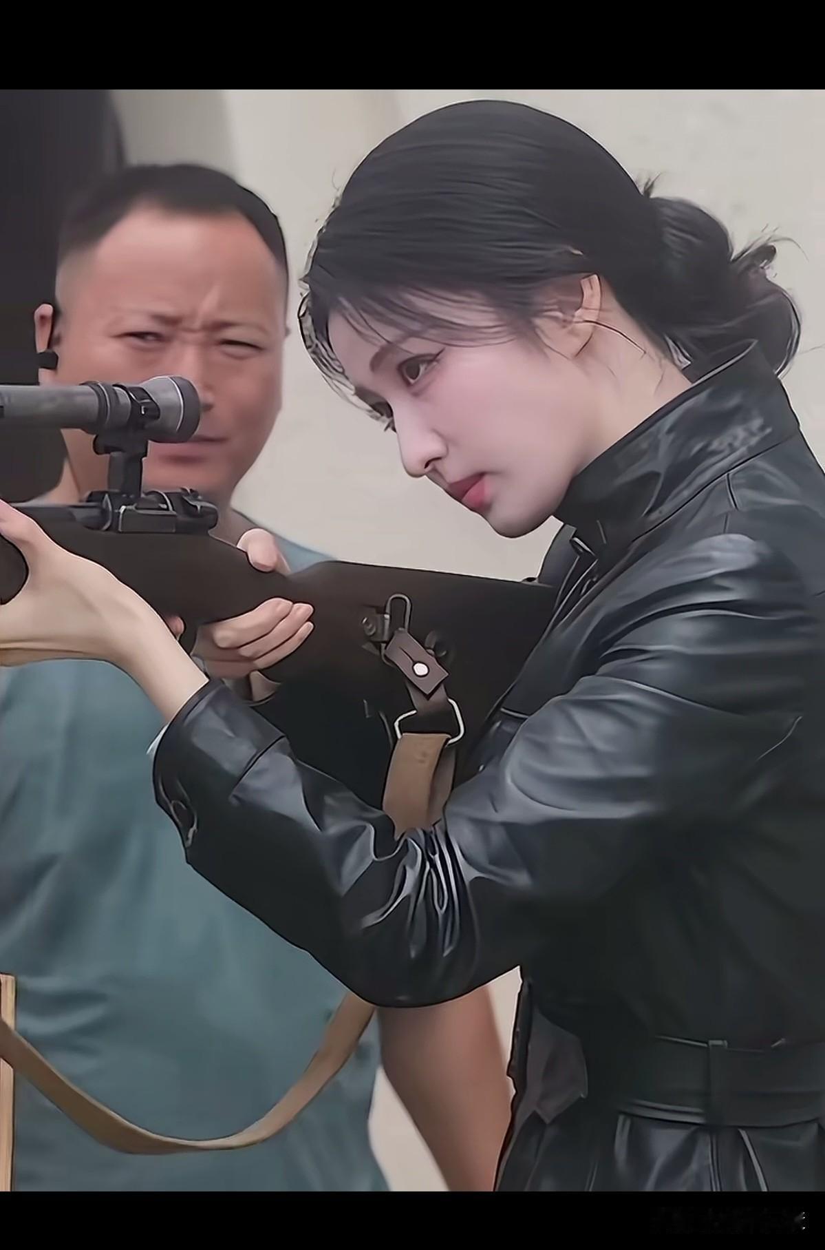 新生代明星王楚然就是飒爽，玩枪的样子太帅了。威风凛凛，目光如炬，很有现代花木兰的