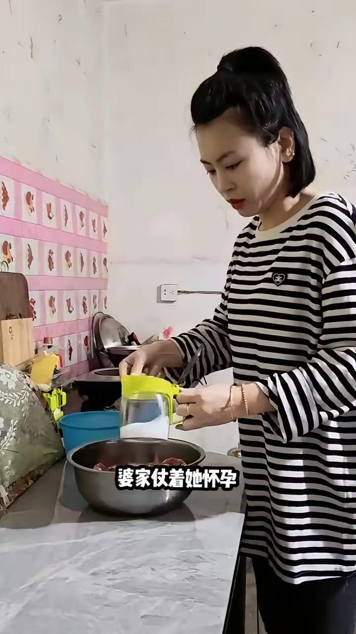 最近听亲戚说起隔壁王叔家的事。他儿媳小敏以前怀着孩子就嫁过来没要彩礼，当时婆家觉