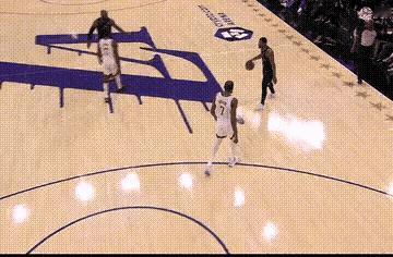 42岁的詹姆斯从罚球线奔跑、起跳、双手持球暴扣，完全打出了24岁“幼詹”的气慨。