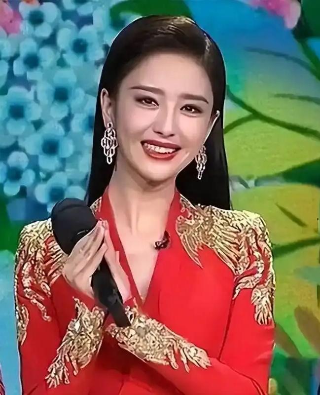 佟丽娅，回应为什么会去主持春晚！

9月19日，佟丽娅和鲁豫谈及主持春晚的原因，