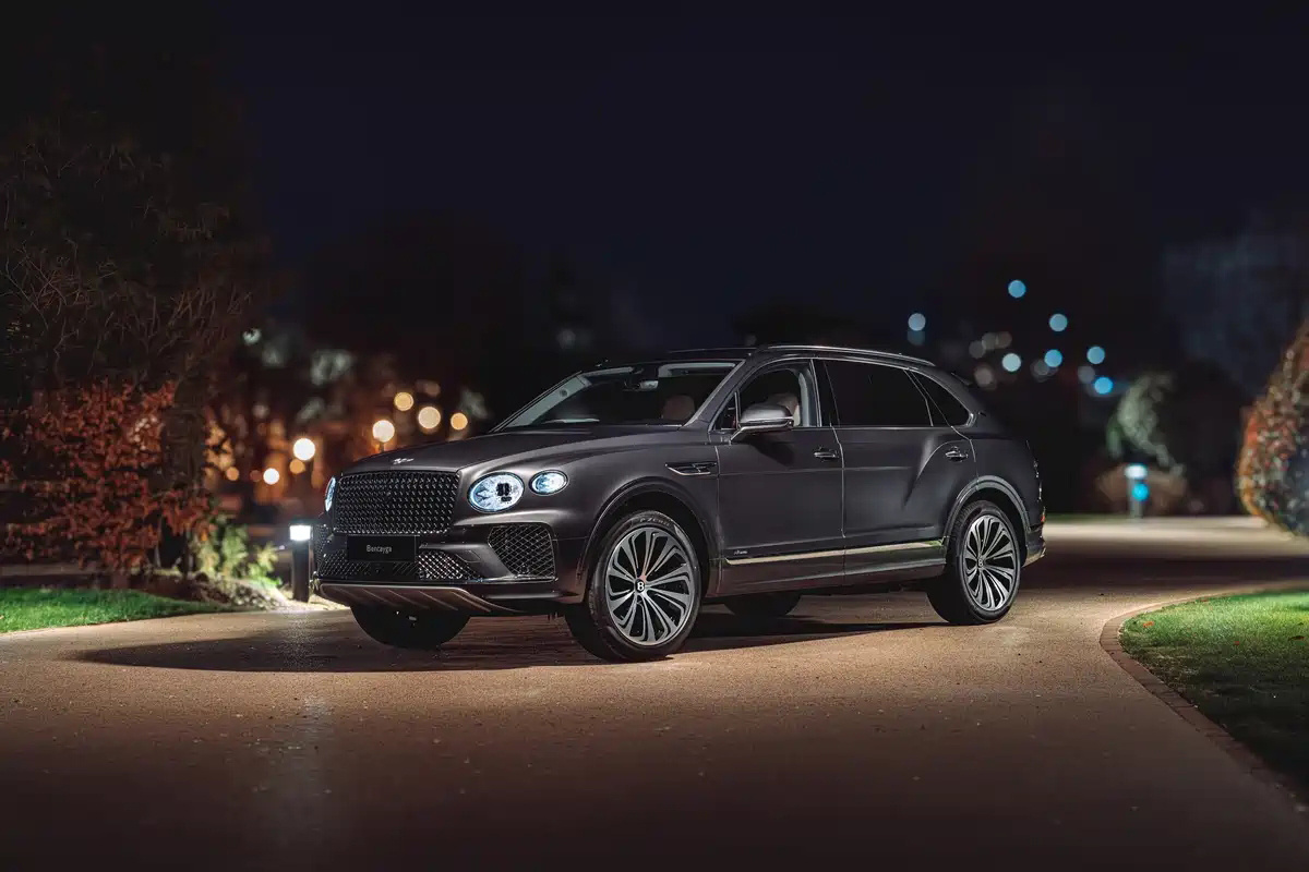 宾利与Boodles合作推出两款专属套件，覆盖全系车型，预计2026年交付。标准