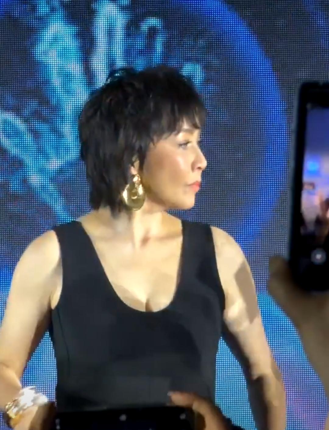 刘嘉玲这个新造型，有点看不懂了。
 
第一眼扫过去完全没认出来，还以为是蔡明老师