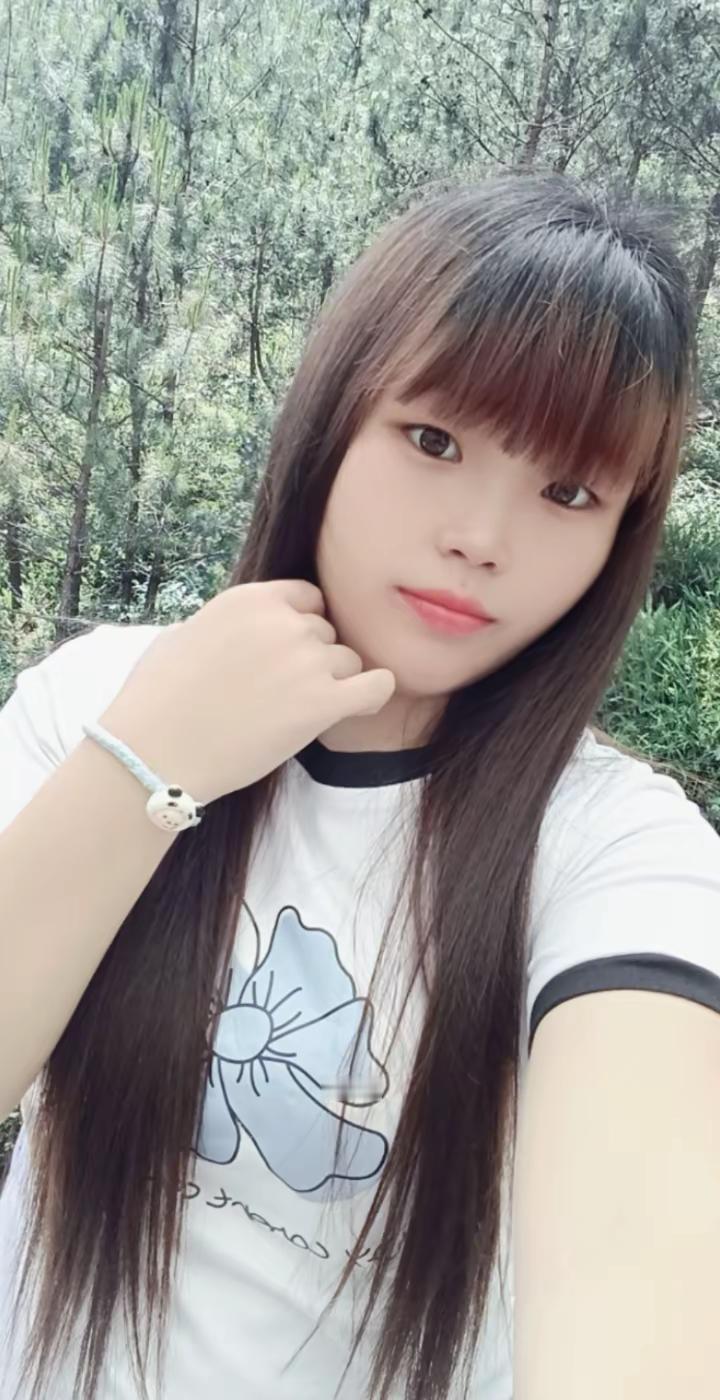 不好看也发的日常 白色短袖女生