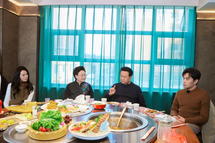 秦昊送了伊能静人生第一条秋裤哇去！秦昊真的是太细心了啊！给伊能静送了人生第一条秋