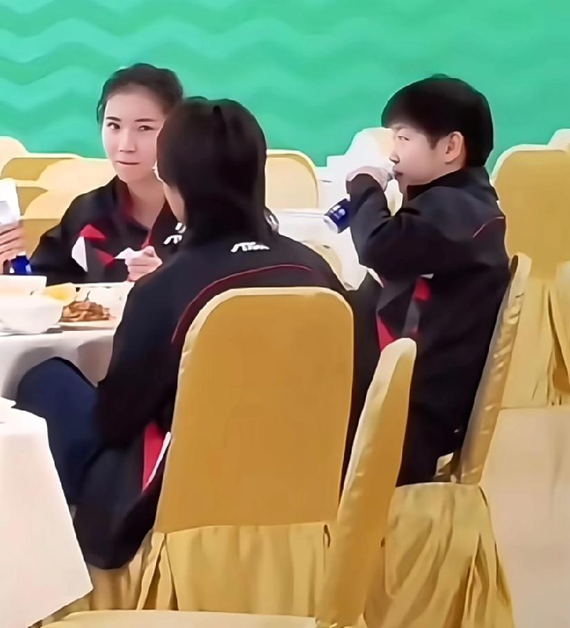 天津队刘炜珊自己爆料自己，哈哈
刚来那天11月4日也就是莎莎生日那天，
她对莎莎