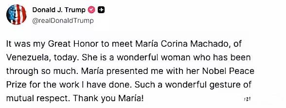 这三者很有意思：
一个媚着送出去了
一个笑着接受了
一个尴尬地说不允许转让

一