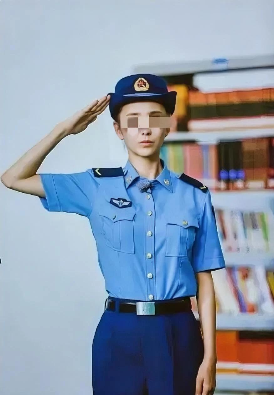 没有当兵经历的女演员真的很不适合出演女军人。
照片中的这名女演员敬礼的手都抬到帽