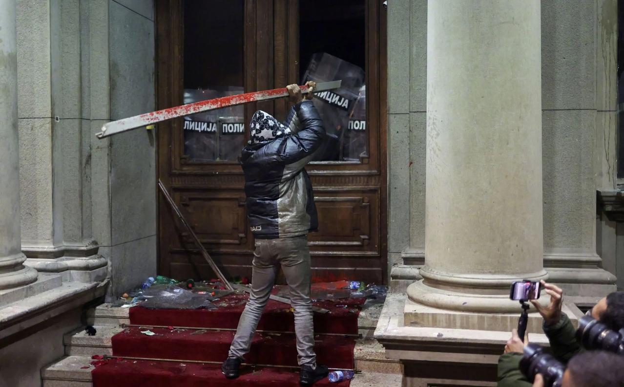 简单聊一下塞尔维亚动乱，明面上的原因是不满选举结果，可我觉得暗地里还有一个原因，