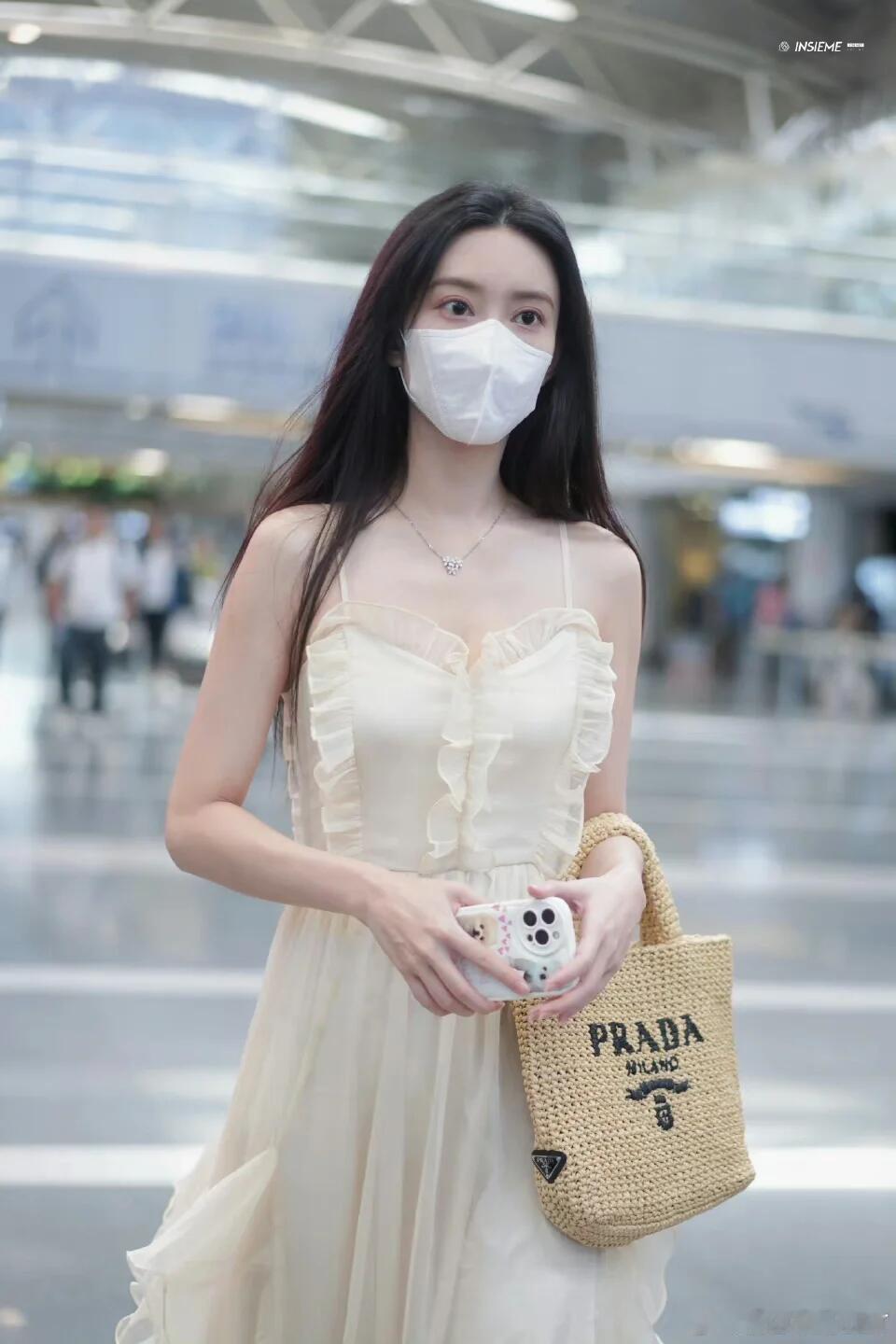 孟子义来广州也得穿人字拖谁能想到精致氛围感美女孟子义，到广州直接入乡随俗！线下活