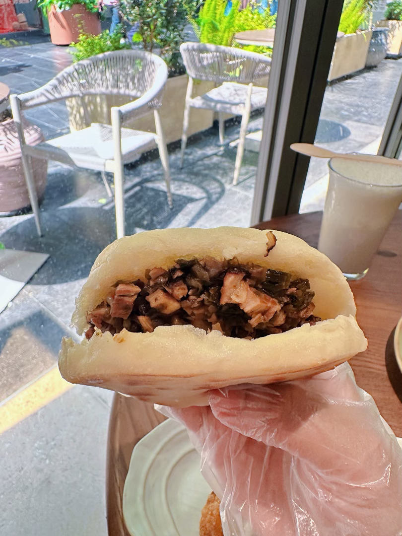 lasideban川菜搞这种土洋结合，酸豆角肉末蛋烘糕，仔姜兔tapas… 欣赏