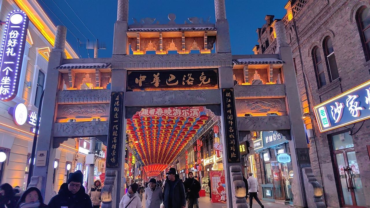 新年好！过年的氛围那叫一个浓。天南地北大拜年，这祝福必须到位。
送您五福临门，身