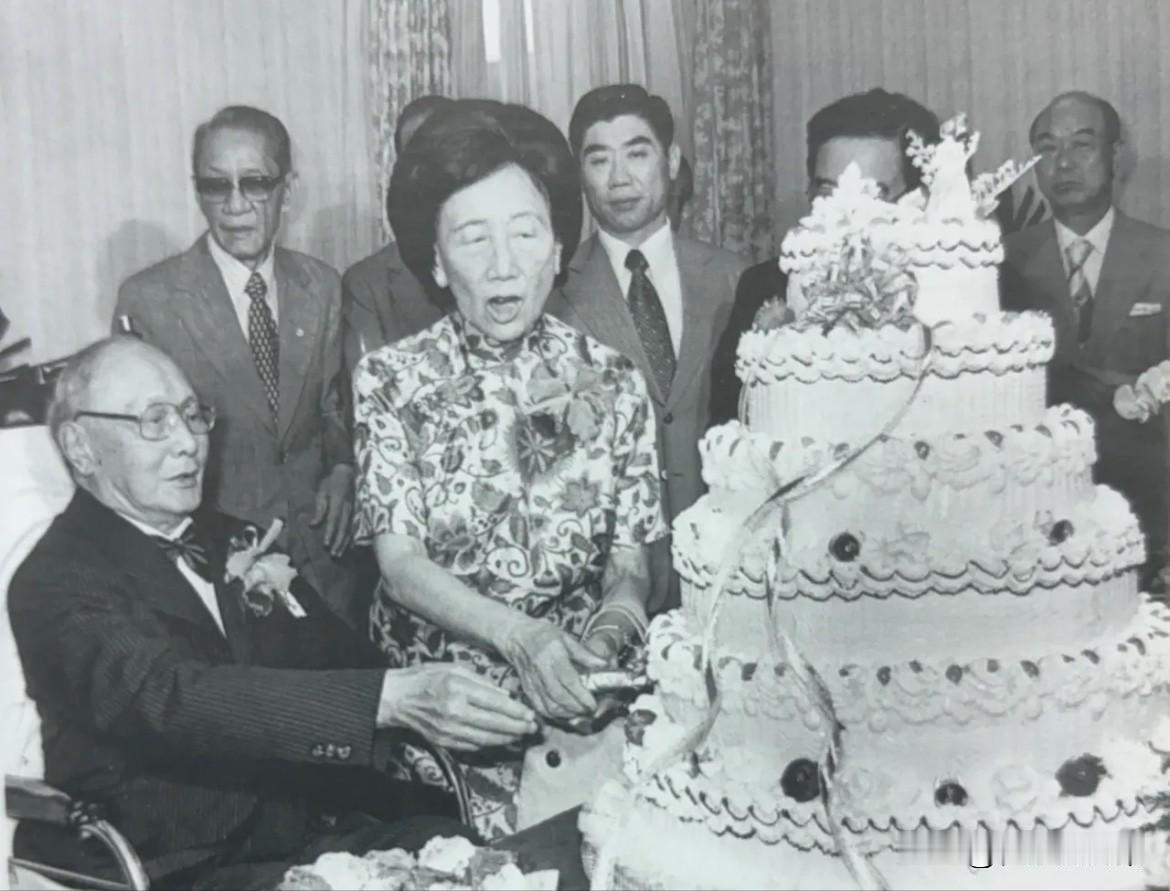 1977年，何应钦与夫人王文湘欢度结婚六十周年“钻石婚”。在亲友的祝福中，两人共