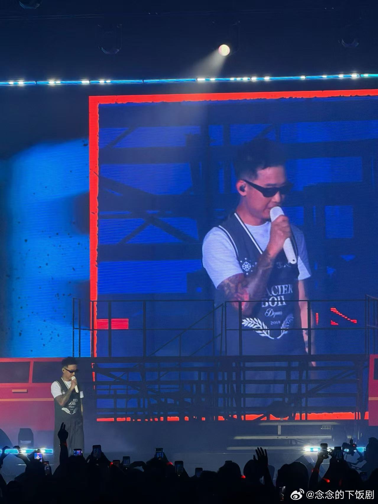 我一抬手就摸得到GAI我一抬手就摸到GAI！新加坡巡演太炸了，全程站着蹦迪，全场