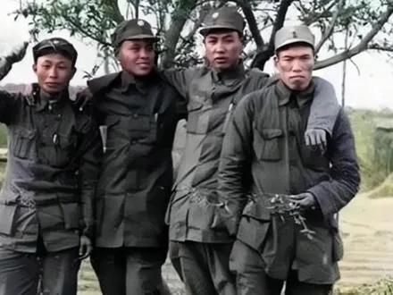 照片拍摄于1940年12月
四人为八路军115师教导第五旅领导，从右到左分别为：