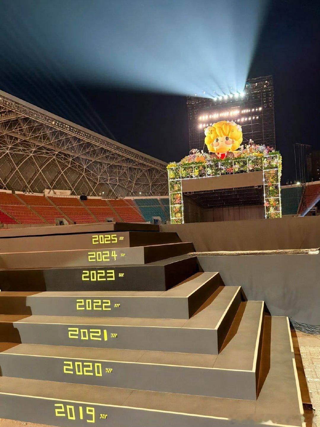 时代少年团台阶设计 从贺峻霖的微博分享中看到，原来时代少年团演唱会后台台阶的设计