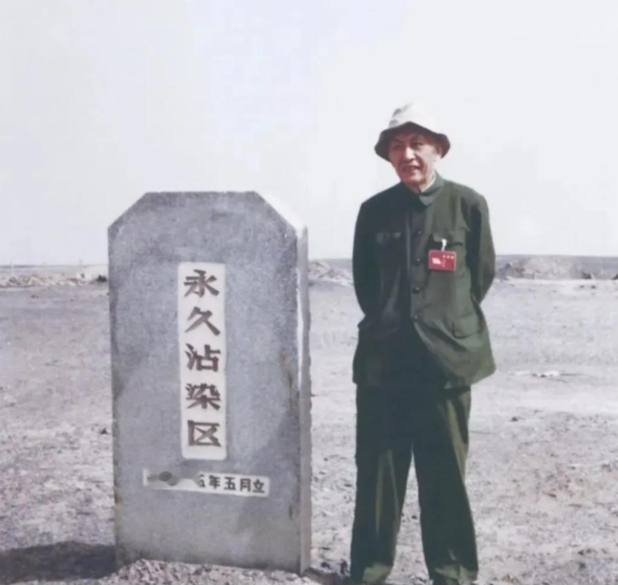 1993年，古稀之年的朱亚光重回罗布泊，来到当年的试验场，站在“永久沾染区”的界