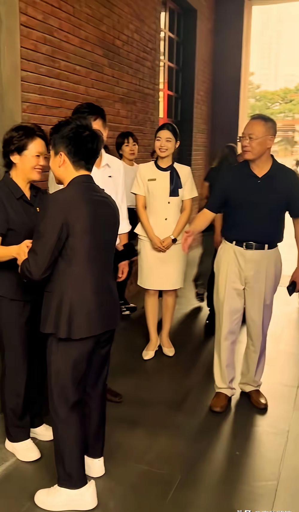 长影旧址博物馆这场收尾，比任何直播金句都戳人。
刚结束录制的董宇辉正和大家道别，