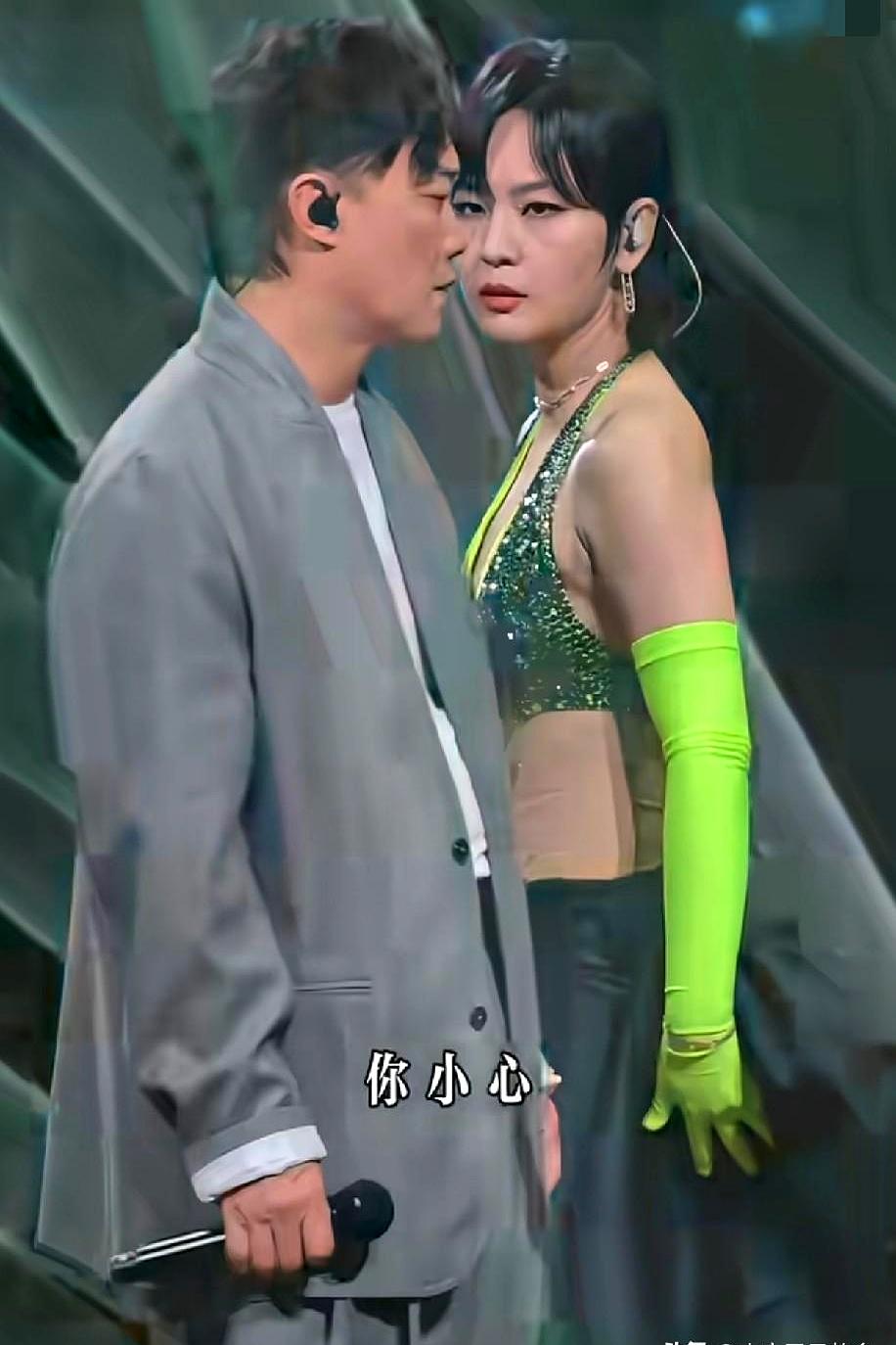 同一首歌同一支麦，台上像两股气压碰撞。
容祖儿这位英皇一姐，步伐稳得像压场器，天