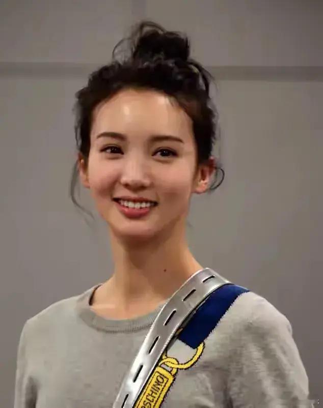 这时候的金晨，应该是她的颜值巅峰吧！脸上有笑，眼里有光！上看下看，左看右看都好看