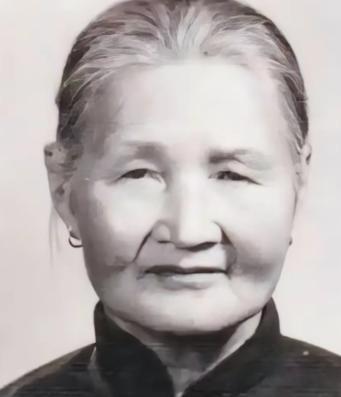 1940年，21岁的八路军政委蔡永，被叛军追赶，18岁姑娘郭瑞兰为救他，假扮他的