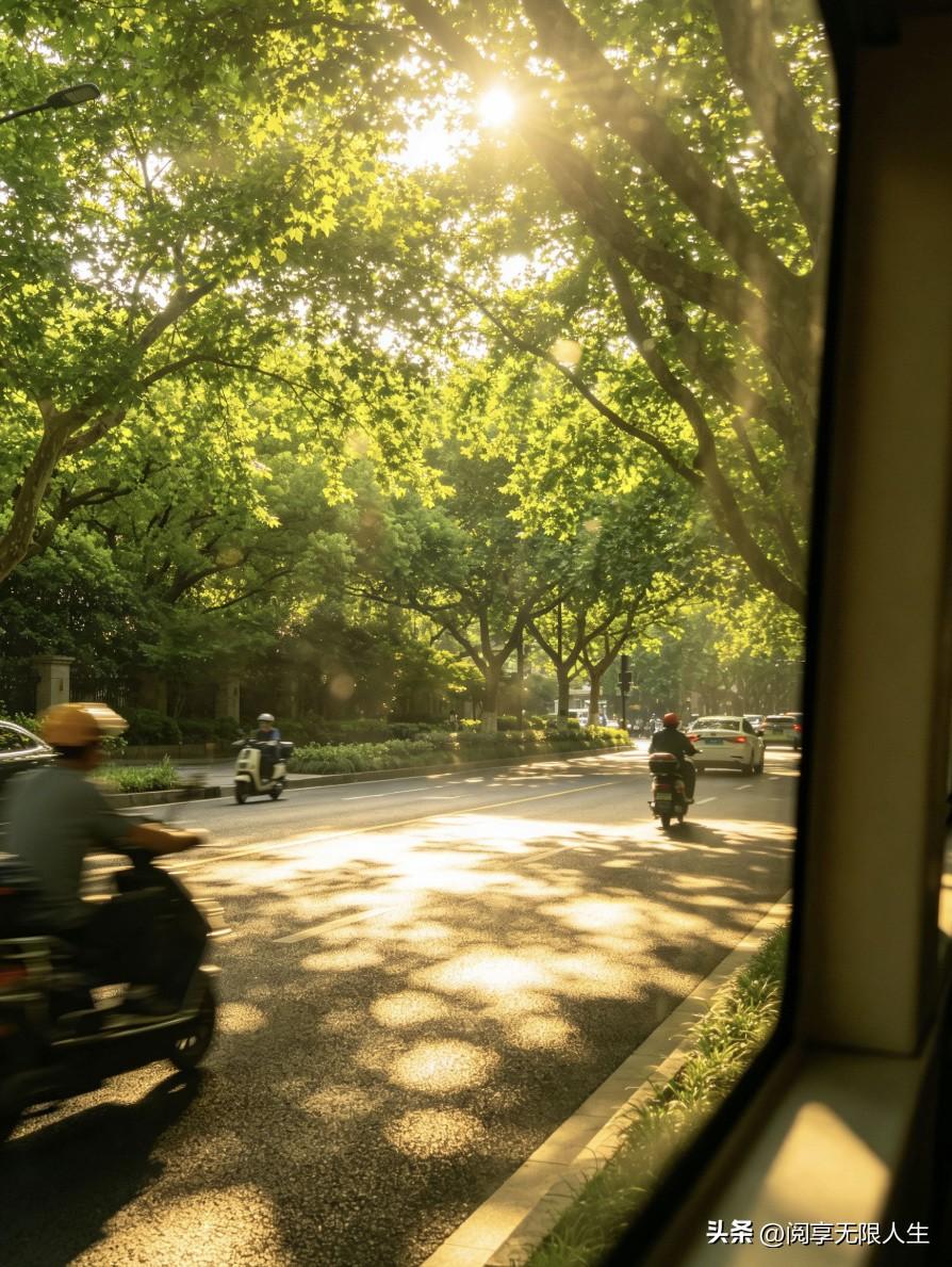 一个人生建议：
“不要和整天哭穷、抱怨的人走得太近。
真正缺钱的人，其实没那么多
