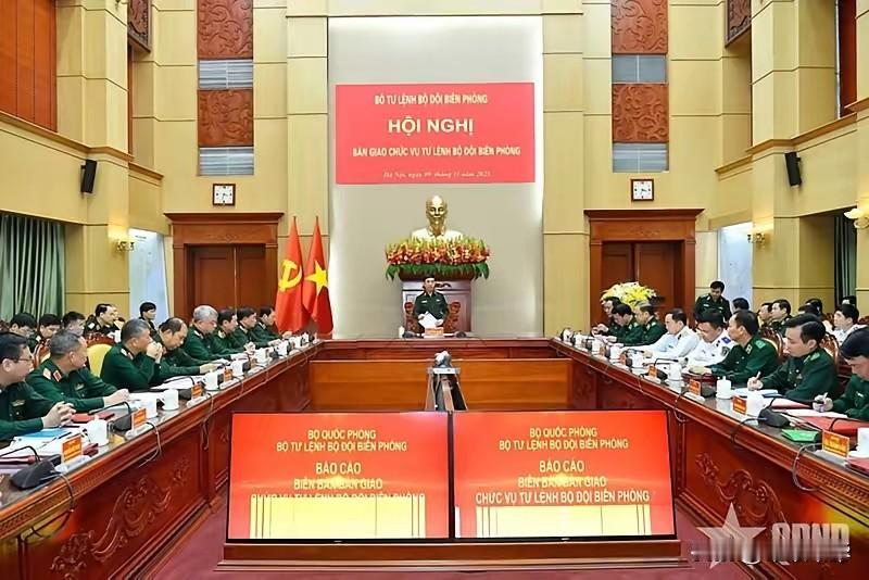 在越南，为数不多的会议室同时设置党旗和国旗，国防部是其中之一，其原因是受越共和国