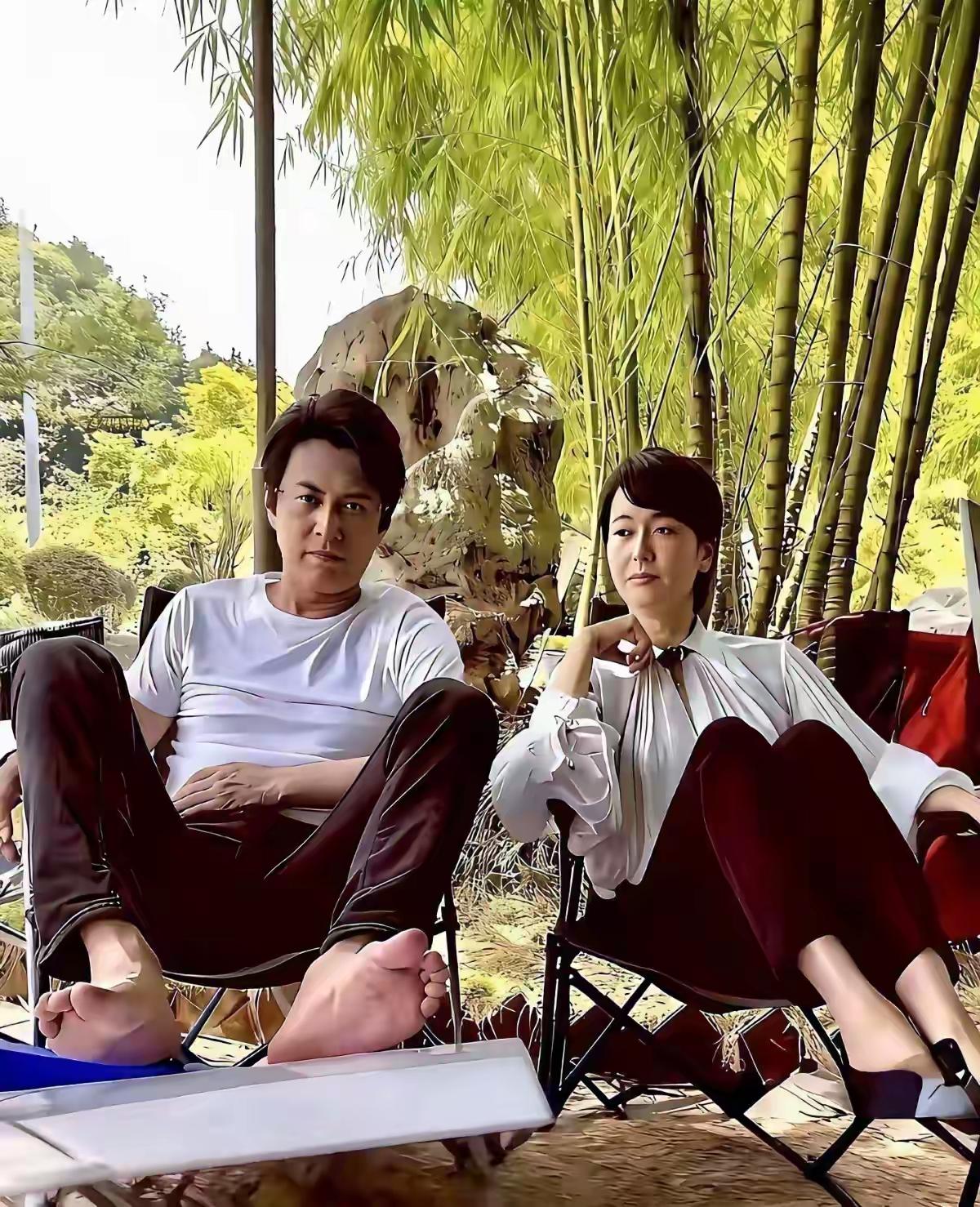 靳东身边的美女是谁？
她是我的白月光呀，要演技有演技，要颜值有颜值，如今人家已经
