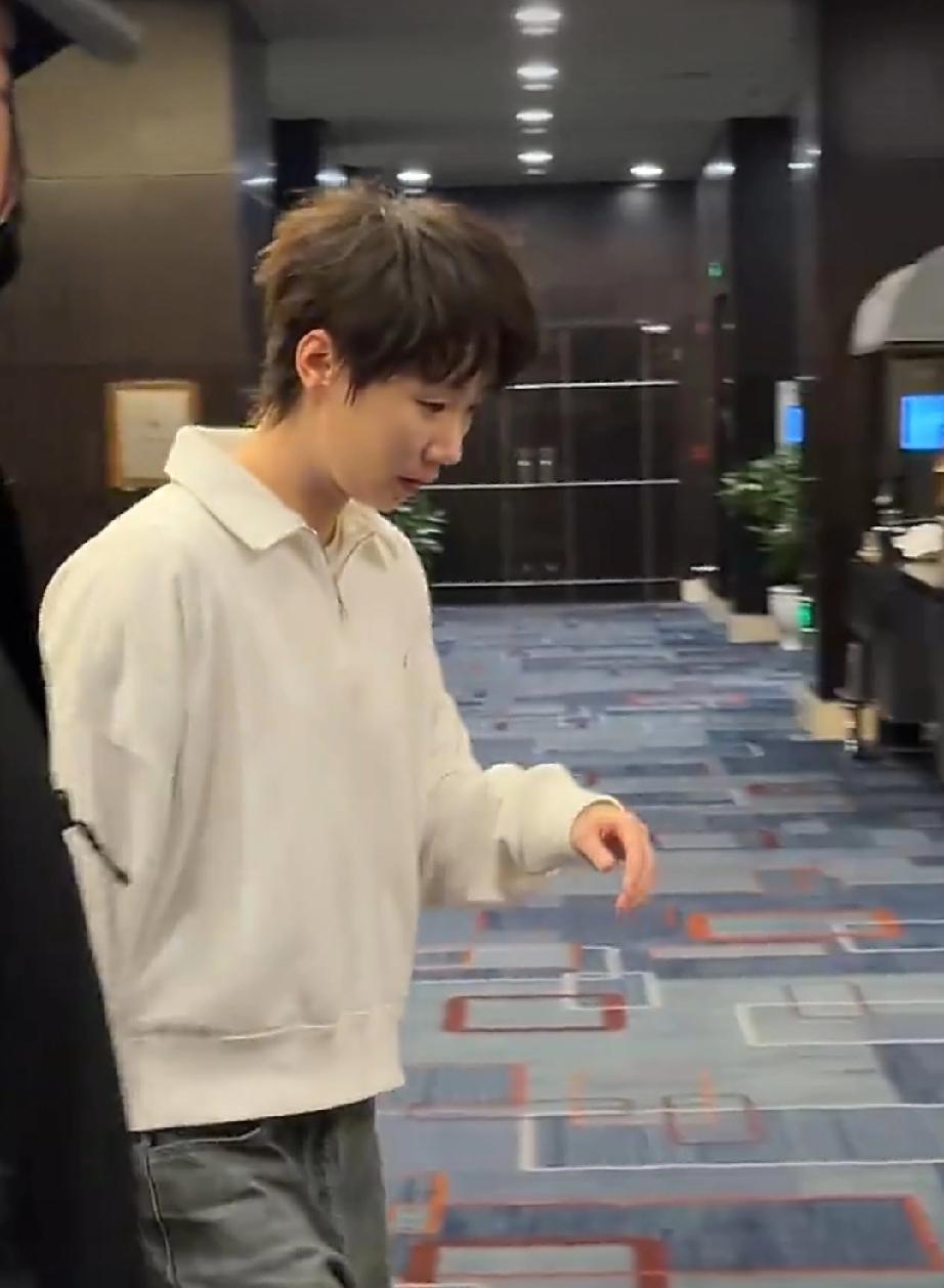 今日九阳见面会结束后，离开现场的王曼昱！
今天是穿着一身休闲运动装，做了漂亮发型