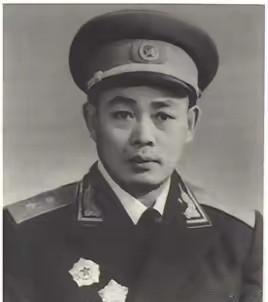 1949年，45军副军长张天云去看戏时，偶然遇到了一位挑夫，而挑夫也注意到了他，