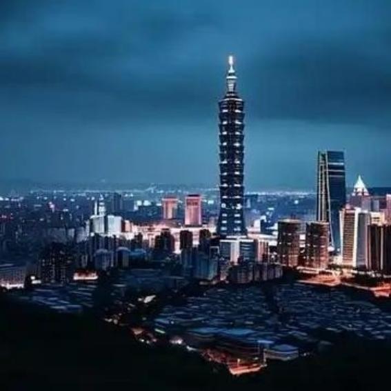 台海拖到今天，最大的教训根本不是外力太猛，而是我们自我捆绑得太深。空谈盖过了决断