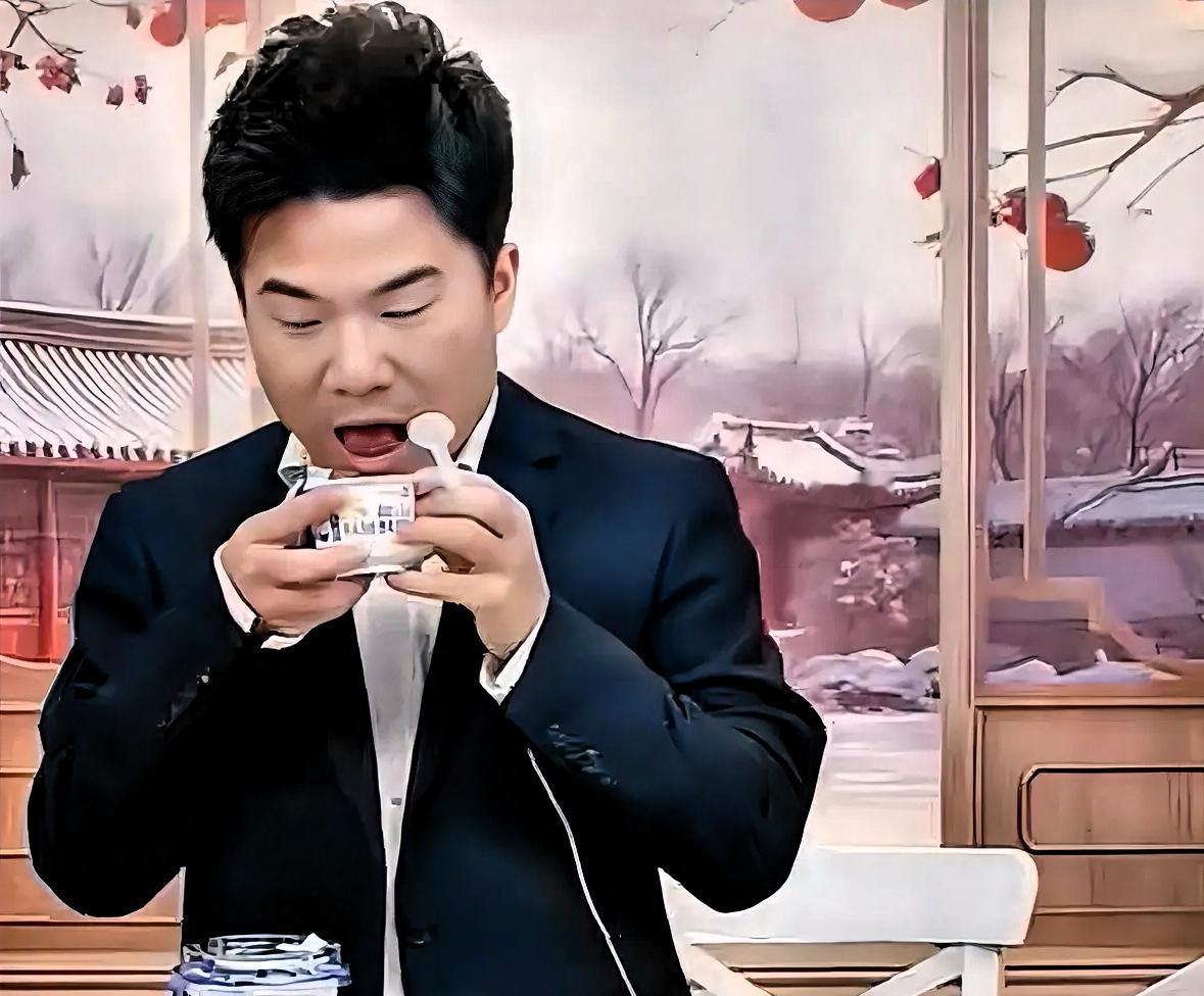 亿万富翁董宇辉
竟然也舔酸奶盖子
这也太接地气了
喜感直接拉满

有人说
董宇辉