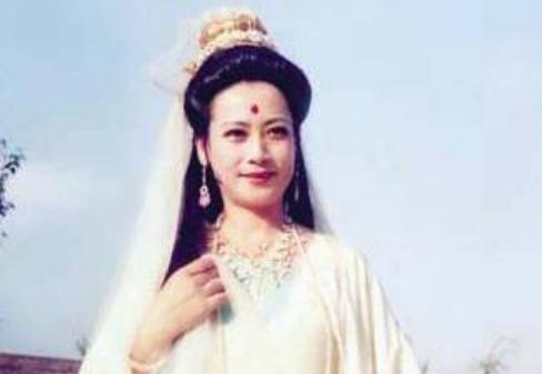 1959年，16岁的女演员左大玢拉着伟人的手数起了螺。

指尖划过掌心螺纹时，她