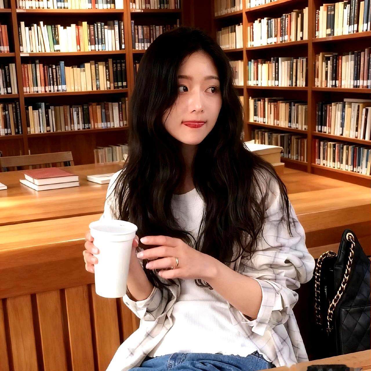 你家那位手机最近是不是有点怪？
以前聊天记录存半年，现在天天删，说内存满了；密