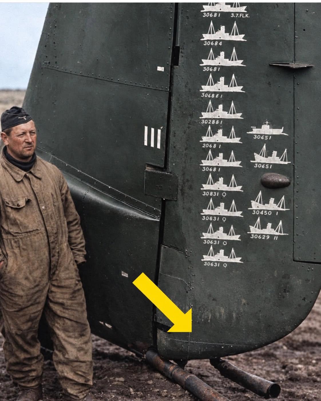 二战德国容克 Ju88，这张老照片冲击力拉满。垂直尾翼画满了白色小船剪影，每一艘