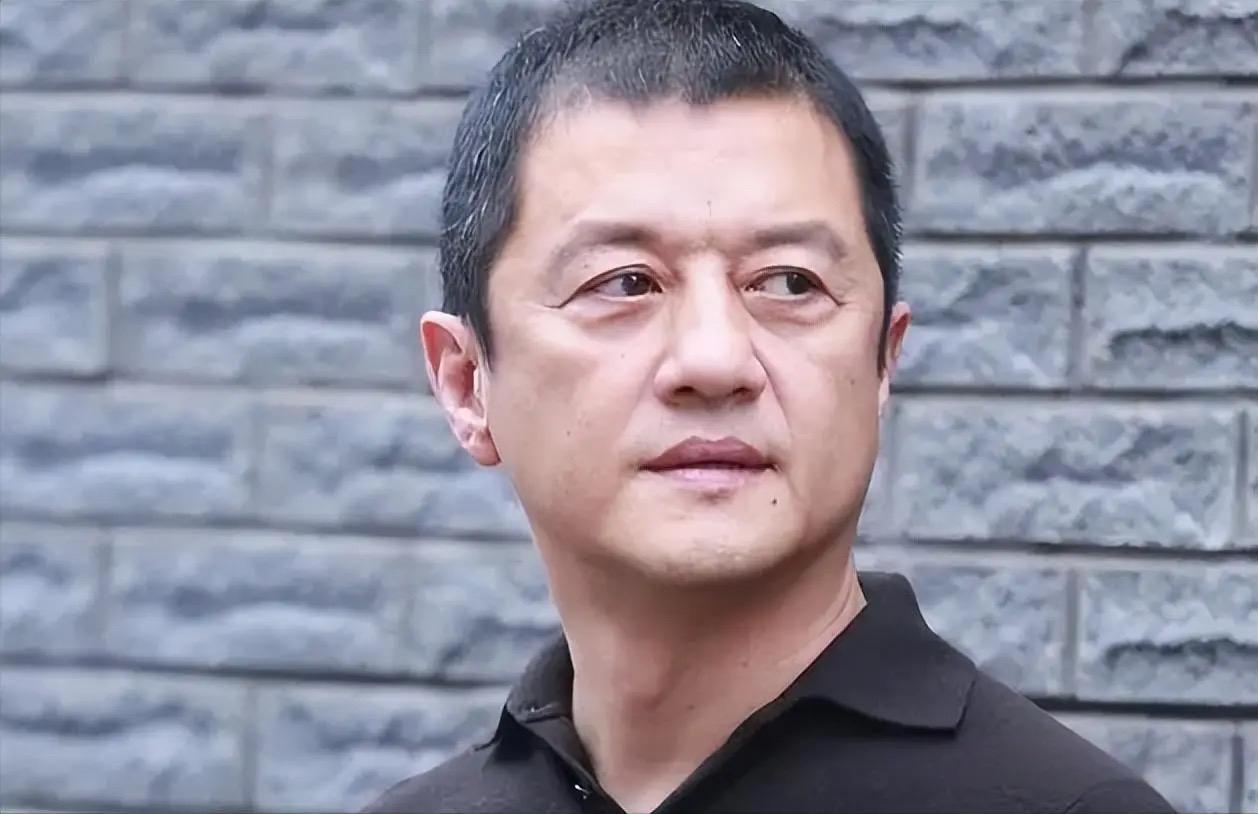天哪，李亚鹏搬家是普通小区了。李亚鹏妻子发视频称，因要缩减开支，所以要搬家换一套