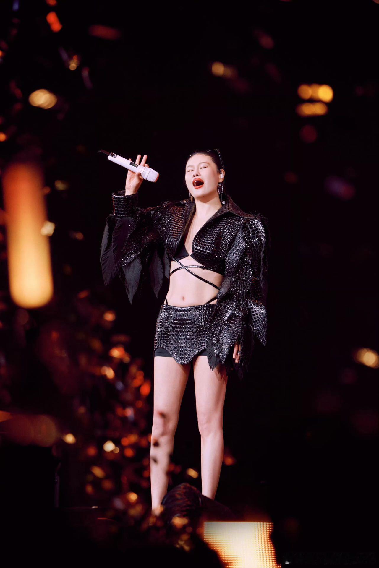 袁娅维月亮撒野巡演内地收官袁娅维这一次选择了我们的奥体AT中心哦，而且还是收官之