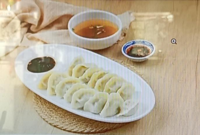 立冬吃饺子可是老传统，寓意家庭团圆、迎冬接福。不过有俩馅可别上桌。一是酸菜馅，酸