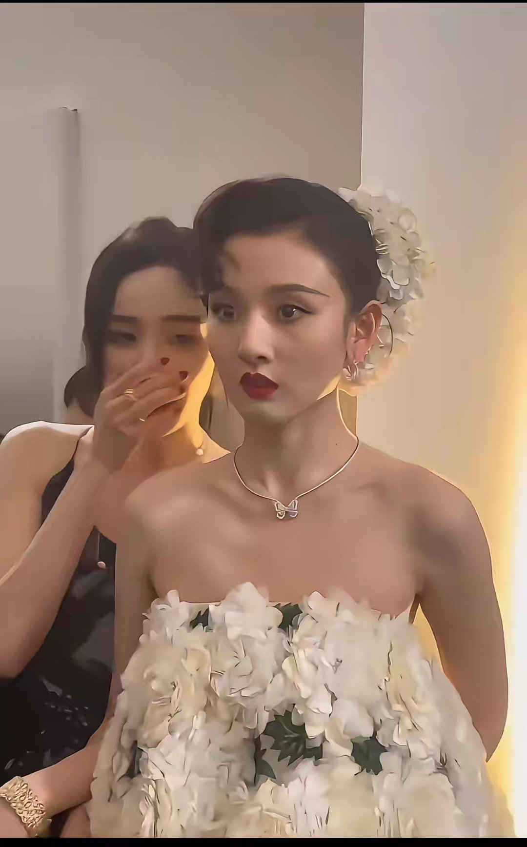 杨幂在宋祖儿旁边都变隐形了？这个骨相，太绝了，可以称为95第一美了，巴掌脸就不说